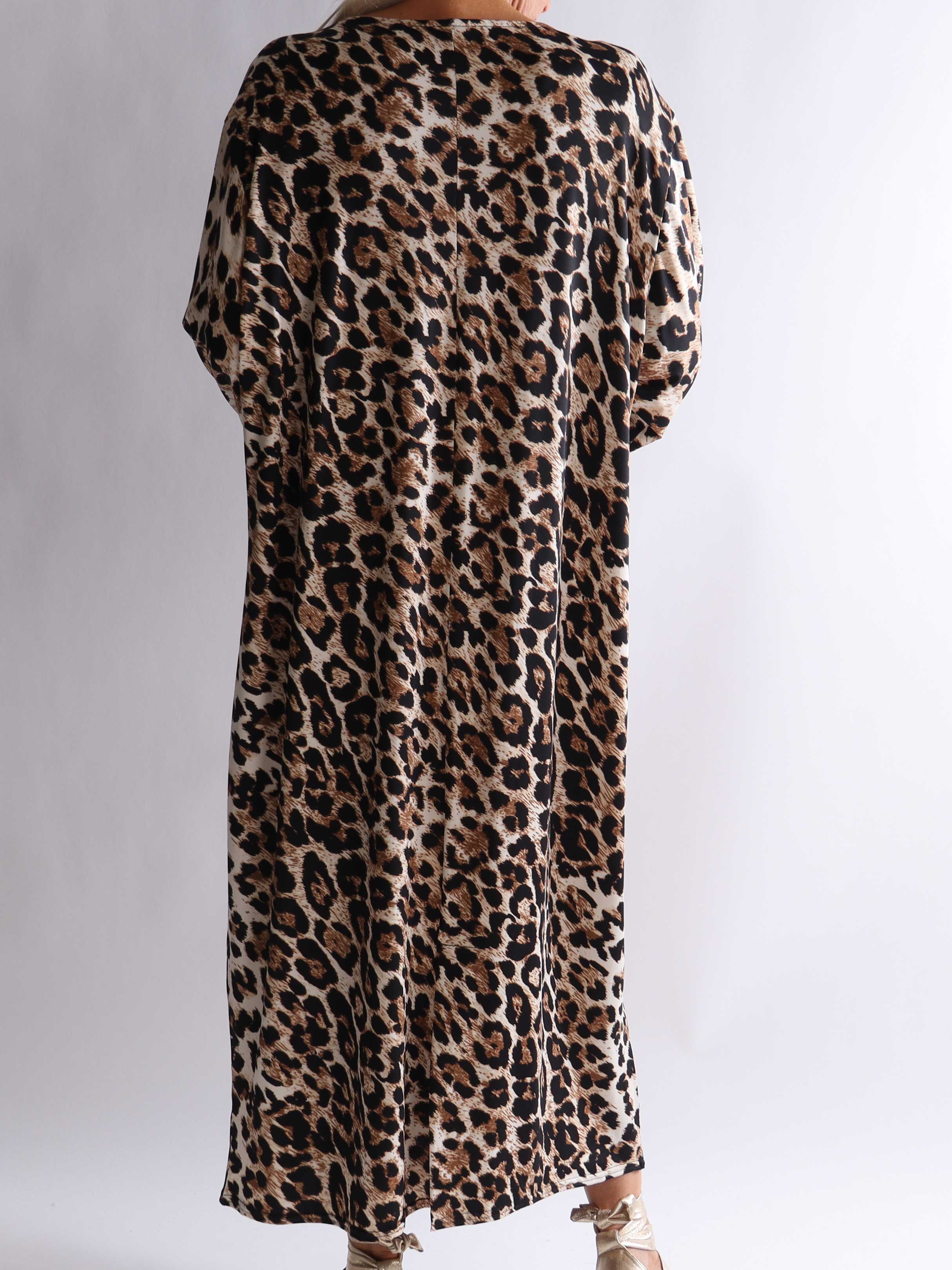 Katri - Lang plus size kjole i krølfrit leopard stof